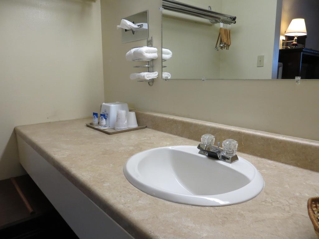 Americas Best Value Inn Arkansas City Quarto foto